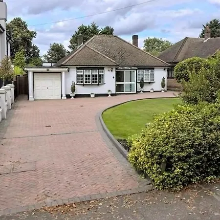 Cheerful 3 Bedroom House With Off Street Parking